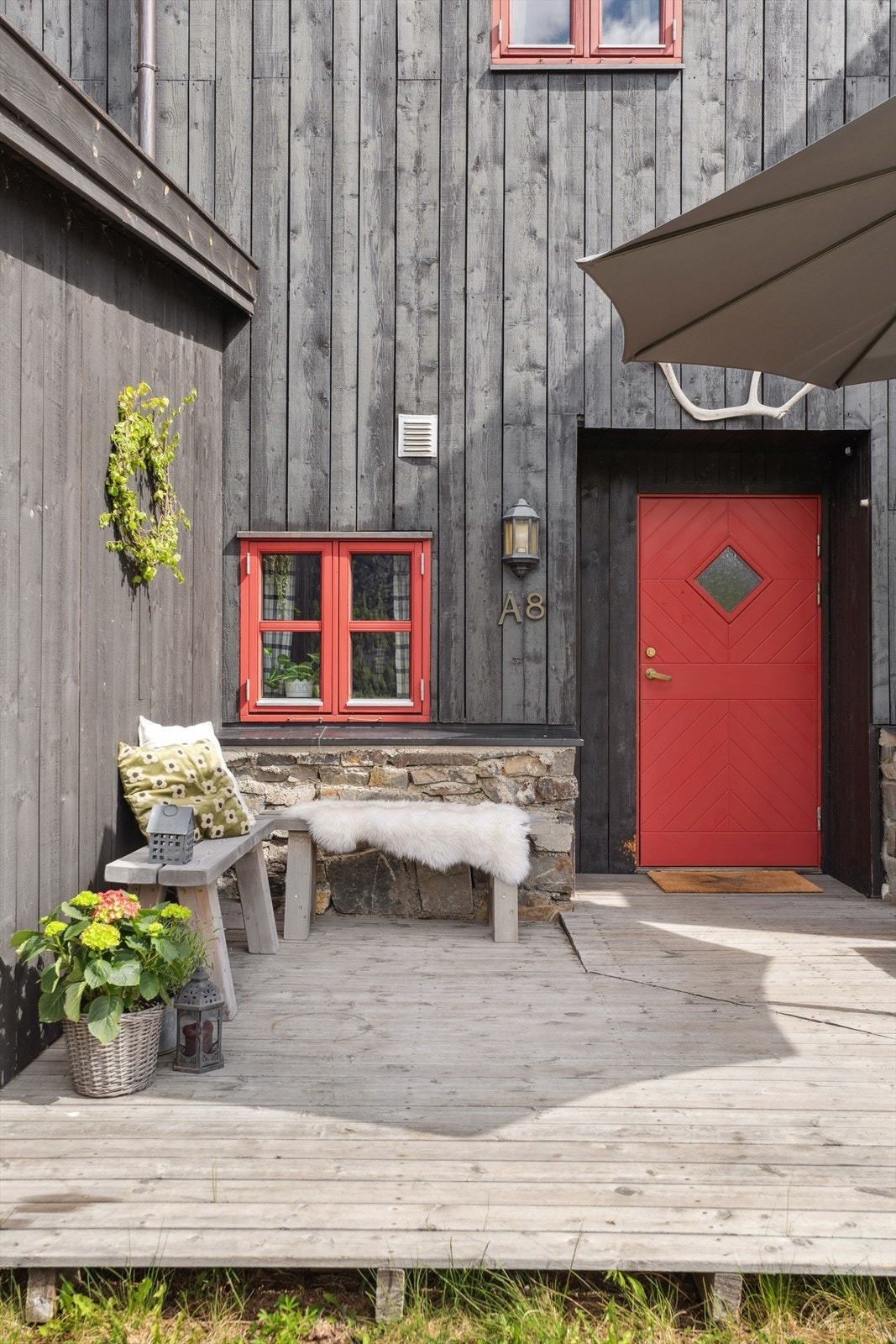 Inngangsparti og uteplass mot vest. Galleribilde