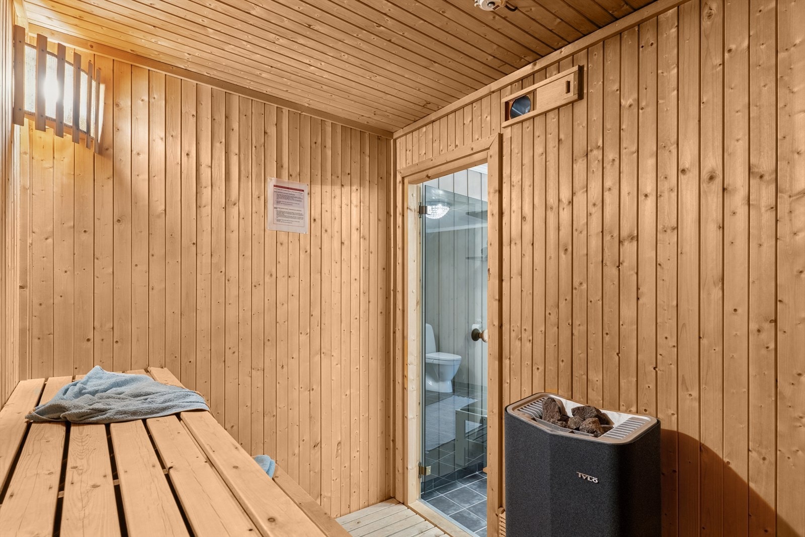 Badstuen er innredet med plassbygd innredning og badstuovn. Galleribilde