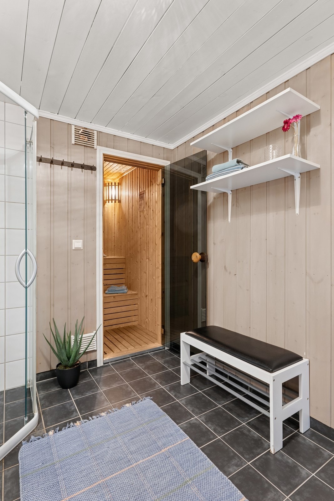 Det er også tilgang til en deilig badstue fra dette badet. Galleribilde