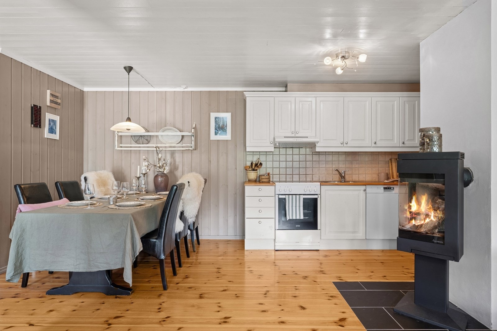 Kjøkkenet ligger i en sosial, åpen løsning, som gjør det enkelt å holde samtalen gående mens man lager mat. Galleribilde