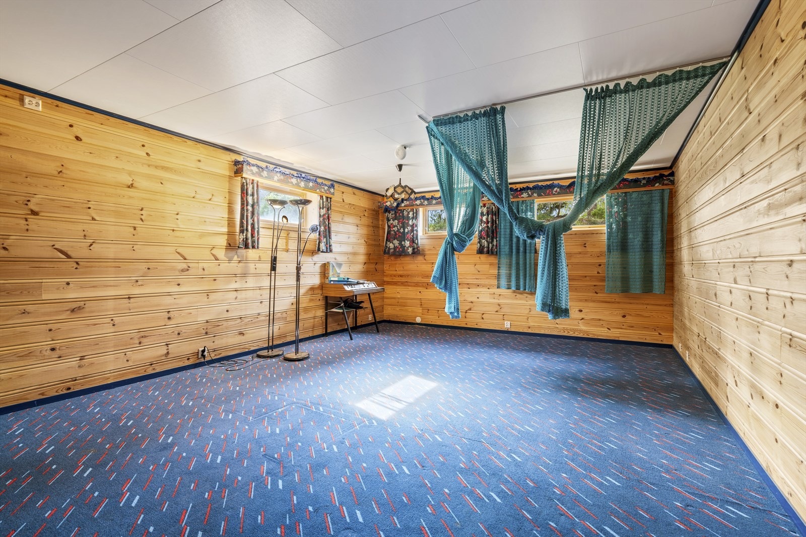 Stor kjellerstue med god plass til sofagruppe og tv-møblement (ikke omsøkt/godkjent som oppholdsrom) Galleribilde