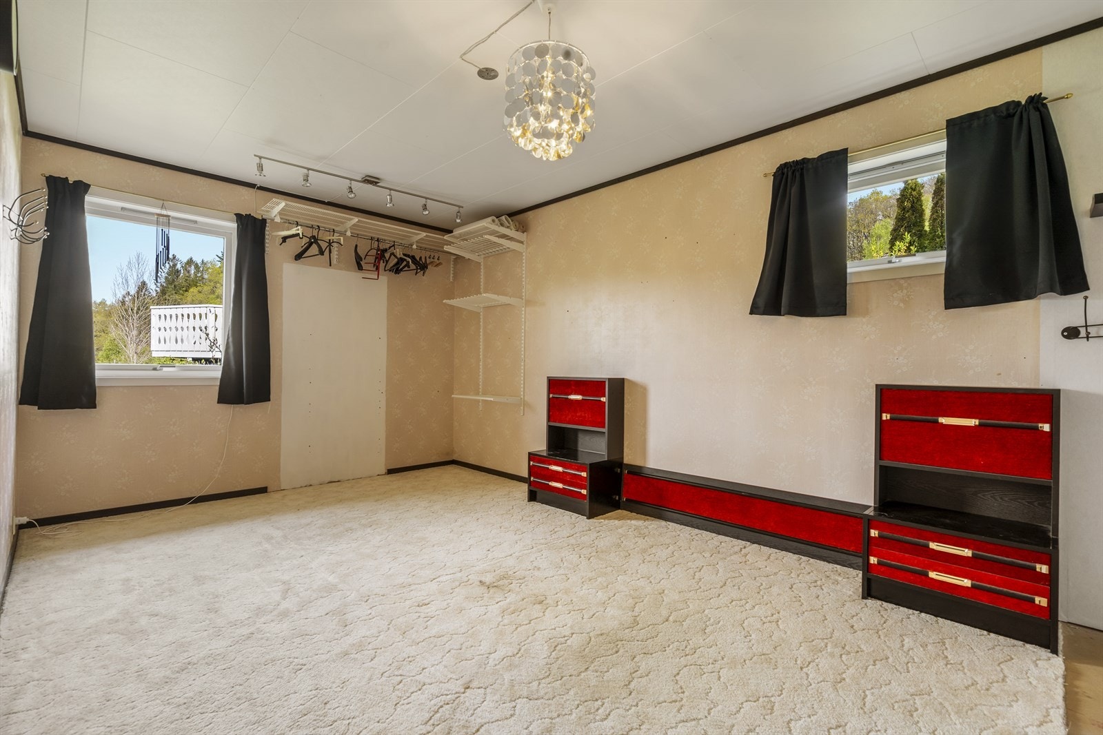 Stort soverom med god plass til dobbeltseng, nattbord og garderobeløsning Galleribilde