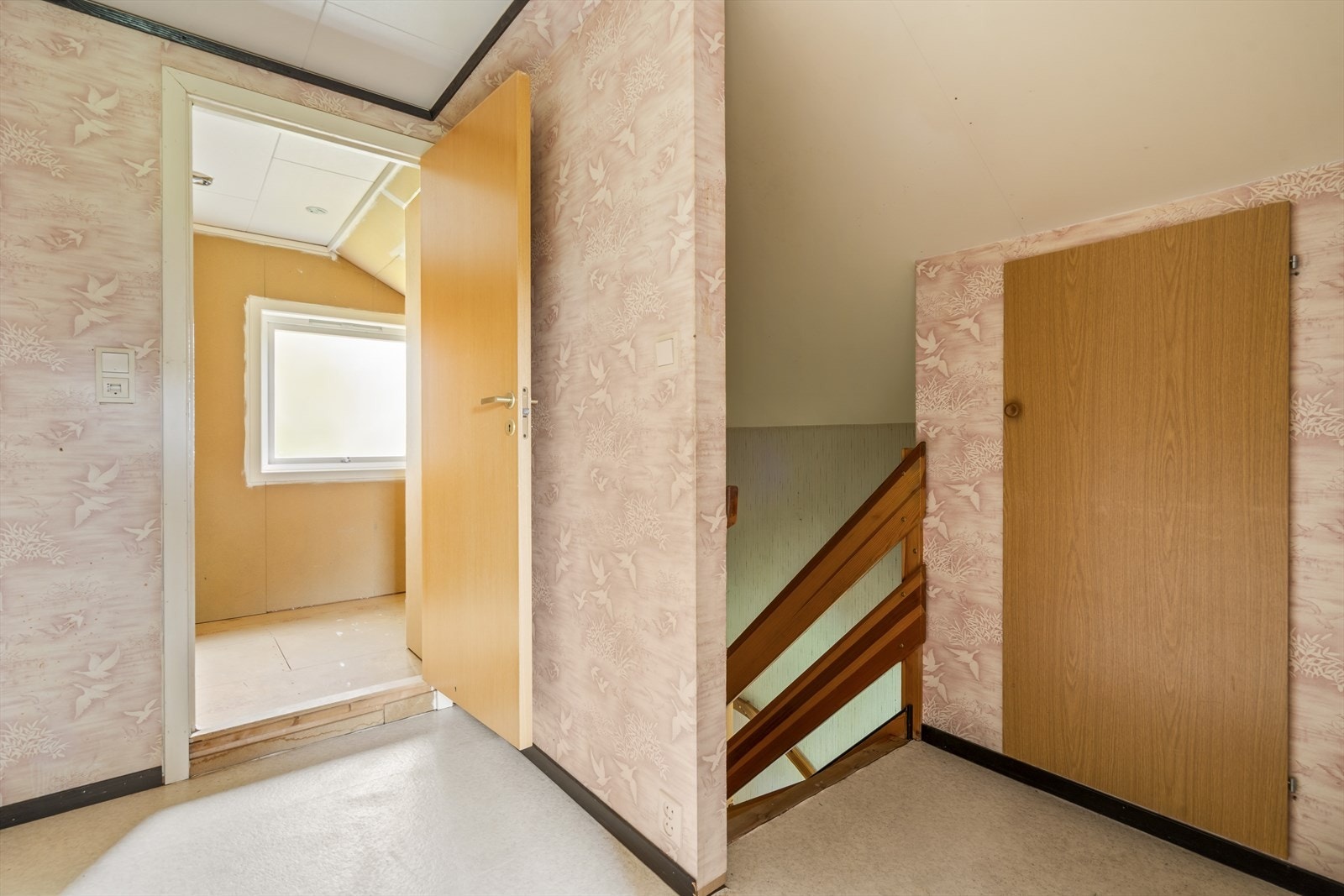 I boligens loftsetasjen finner man gang, uinnredet rom/fremtidig bad og tre soverom Galleribilde