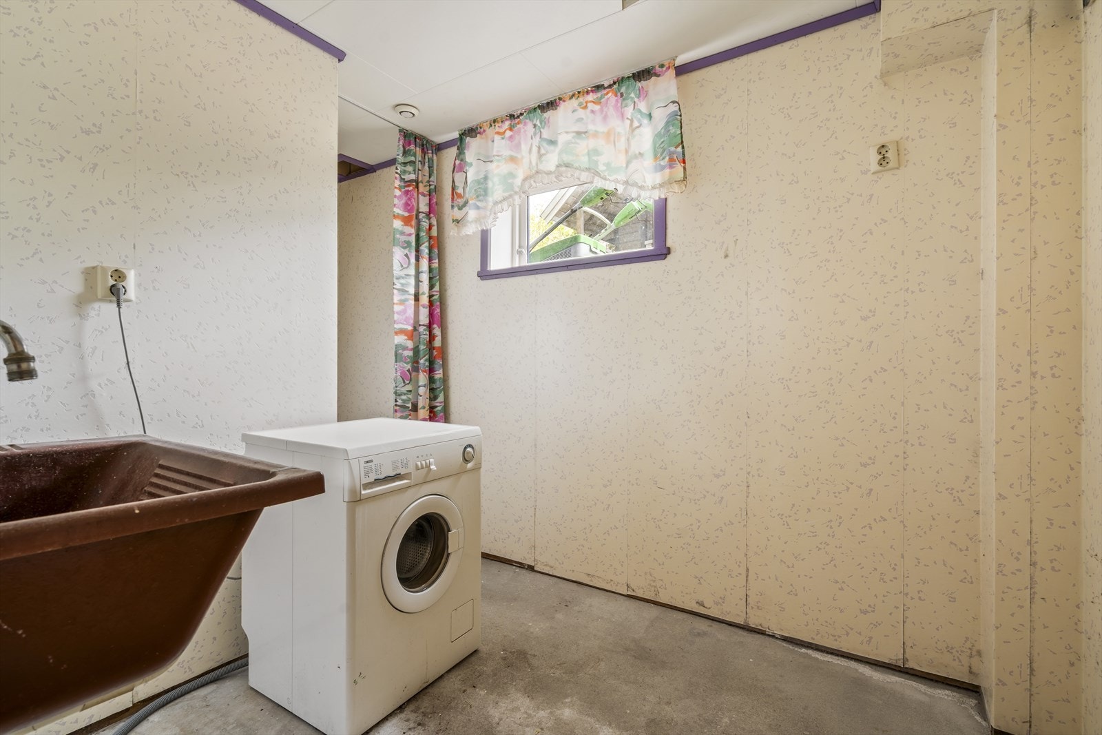 Stort vaskerom med utslagsvask Galleribilde