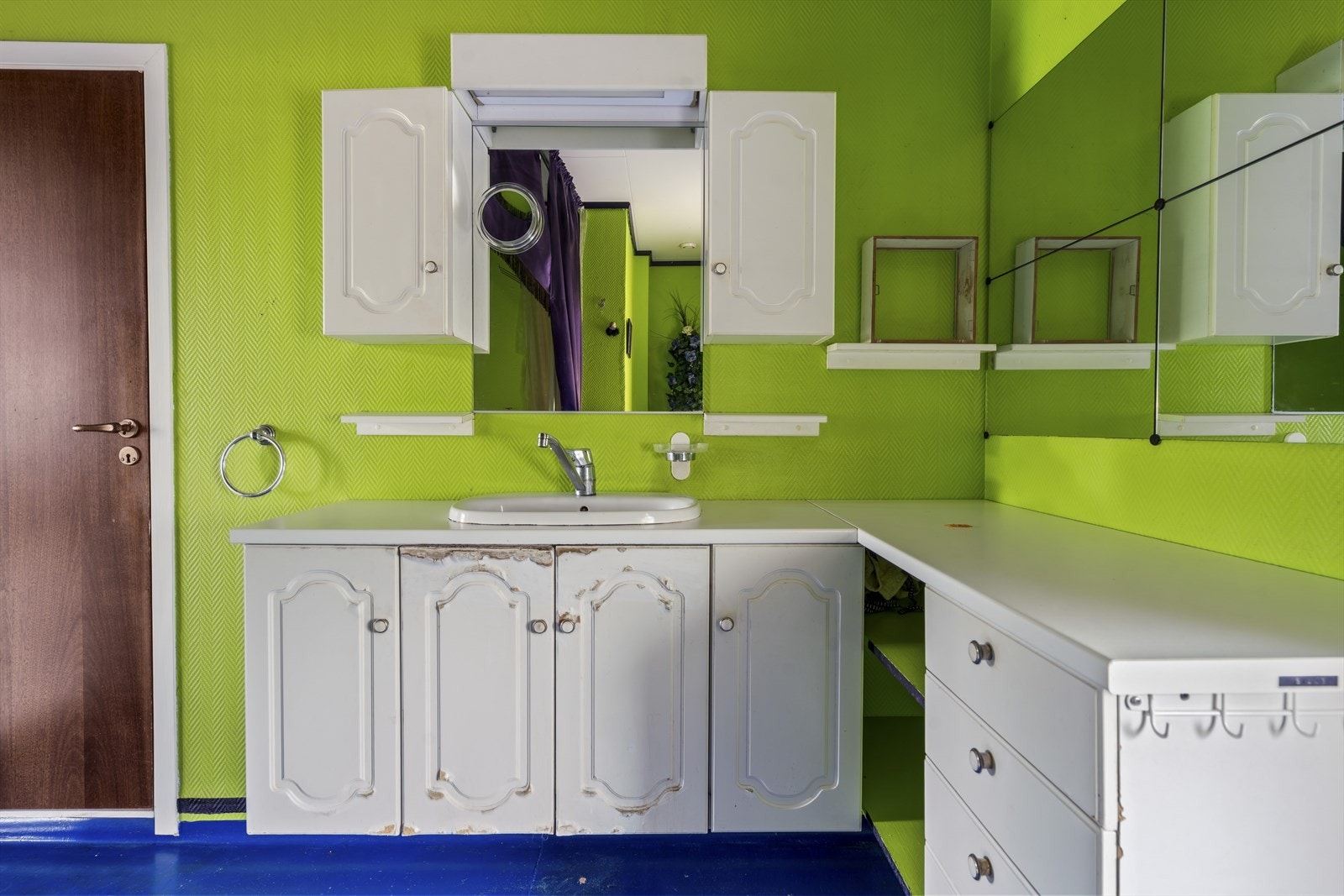 Romslig bad med gulvbelegg og vegger med malt strie Galleribilde