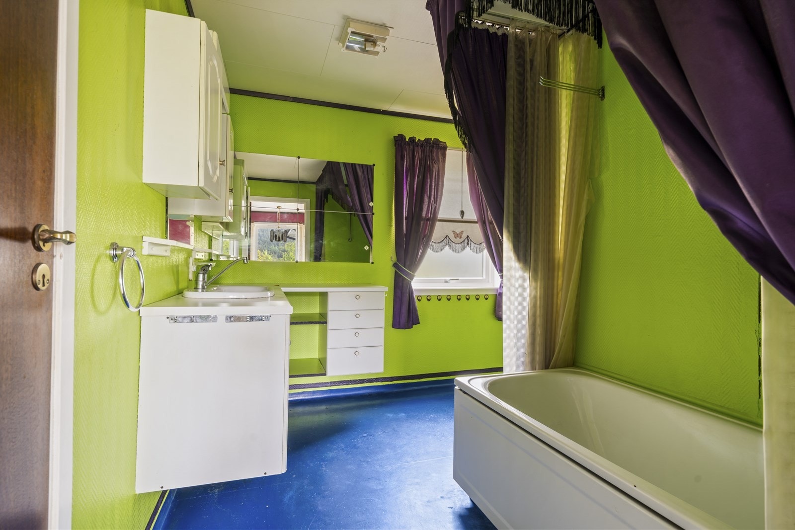 Badet er utstyrt med badekar, servantseksjon og toalett Galleribilde