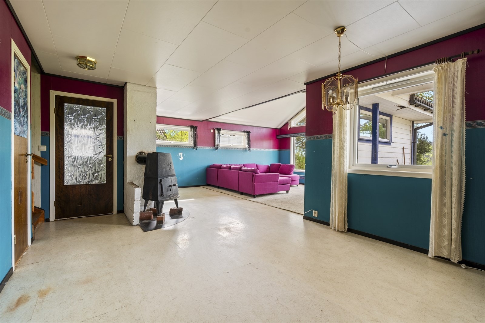 Stuen har god plass til både sofa- og spisegruppe Galleribilde