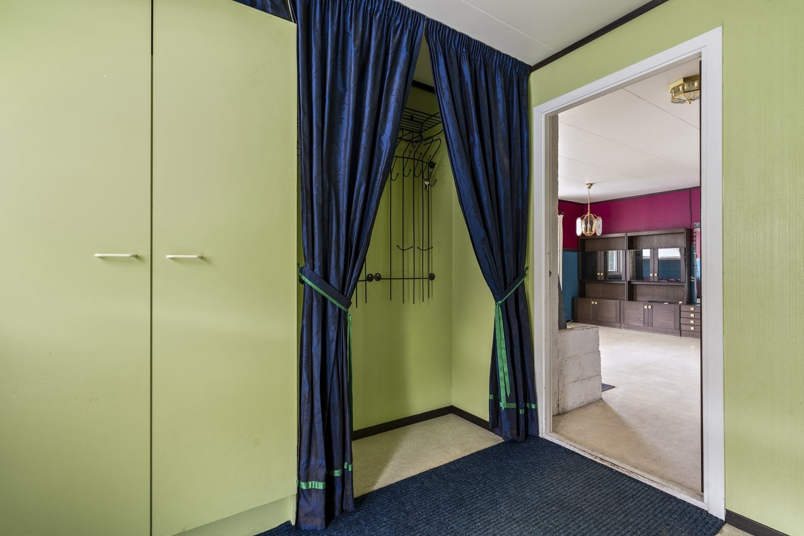 Her er det god plass til både sko og yttertøy Galleribilde