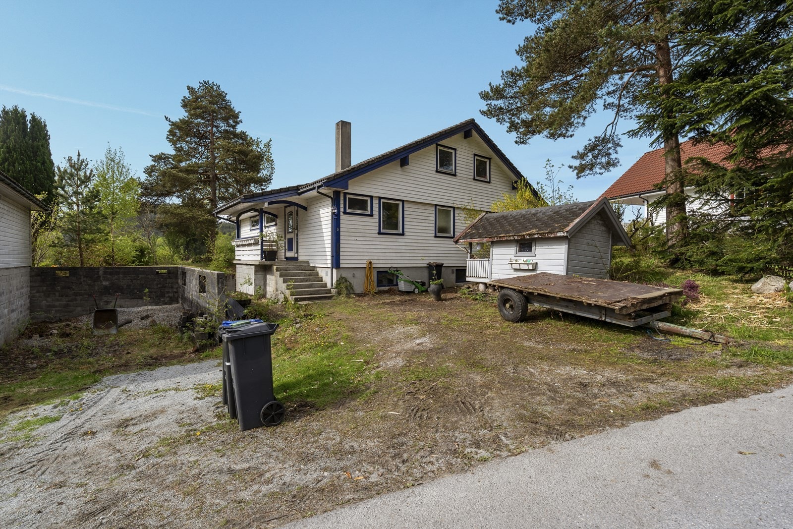 Bjørkeli 28 og nabo i Bjørkeli 26 har oppført garasje i fellesskap og enighet - Bjørkeli 26 har ferdigstilt sin garasje, men på denne eiendommen står kun grunnmuren til garasjen Galleribilde
