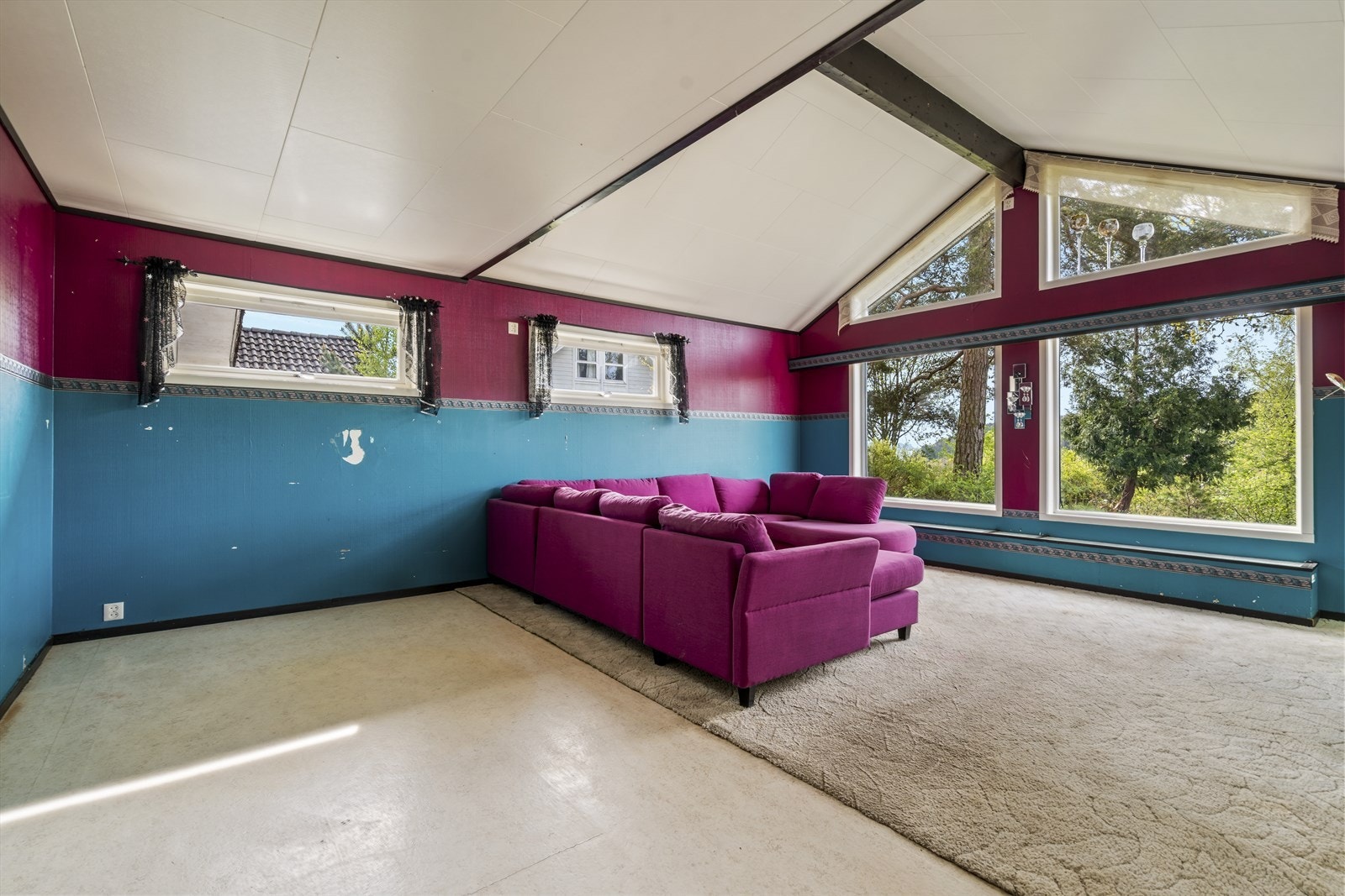 Boligen ble oppført i 1986 og holder hovedsakelig standard fra byggeåret - betydelig oppussing/renovering må påregnes for å nå dagens krav til materialvalg/standard Galleribilde