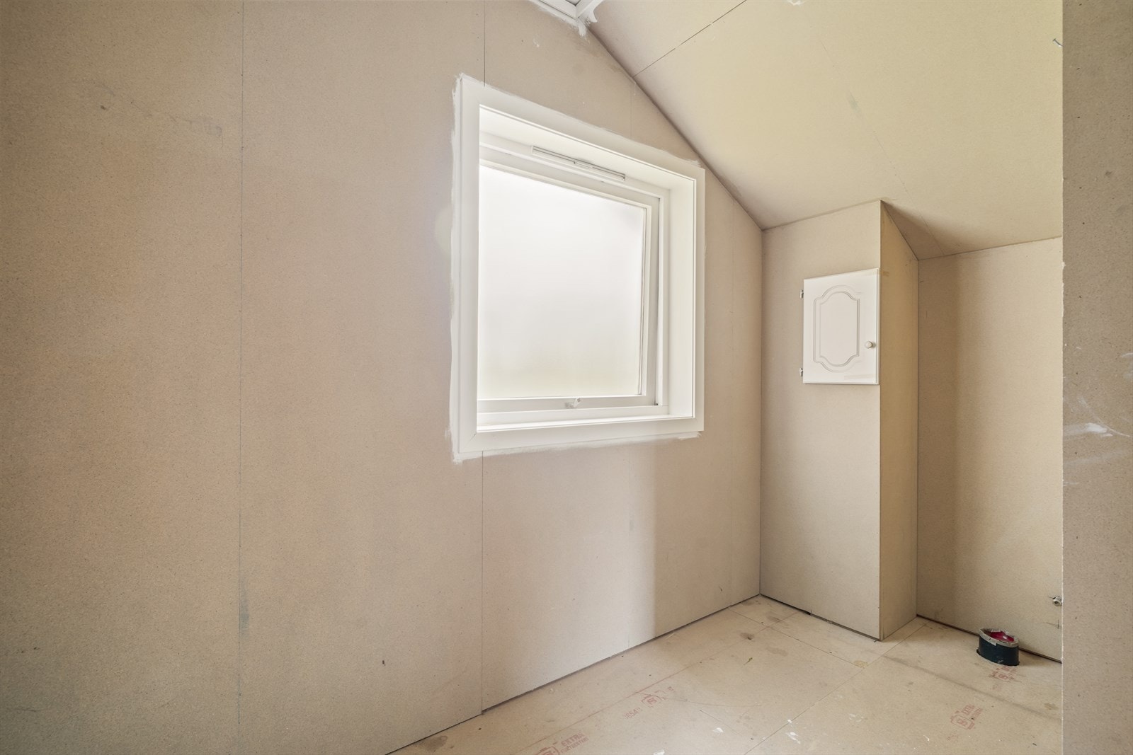 Uinnredet rom i loftsetasjen som er tiltenkt som et fremtidig bad Galleribilde