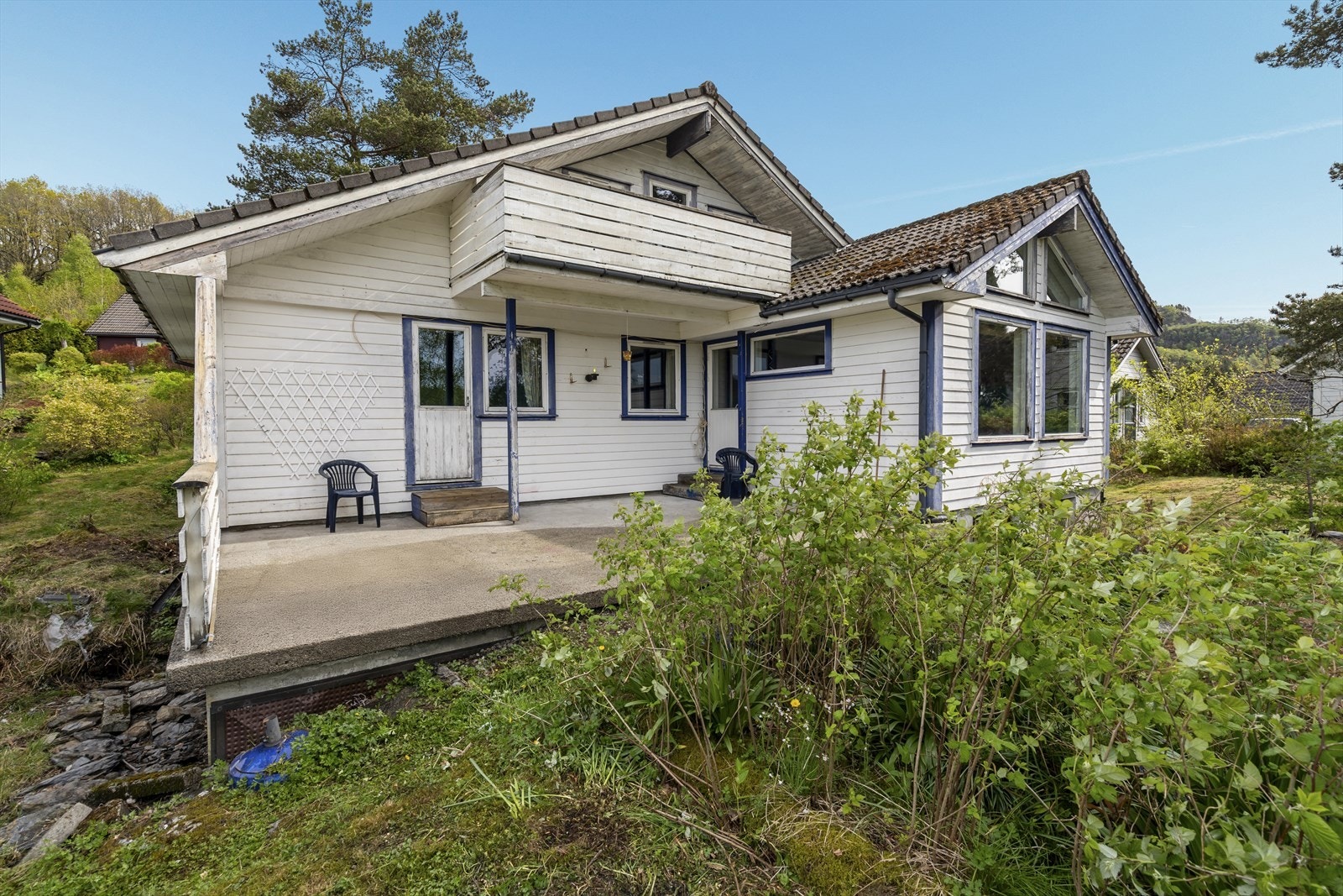 Den store terrassen har god plass til det man måtte ønske av utemøblement Galleribilde