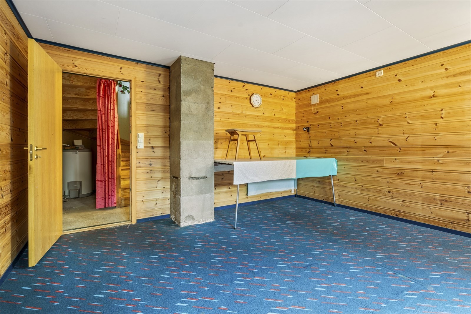 Kjellerstuen har teppe på gulv og panel på vegger Galleribilde