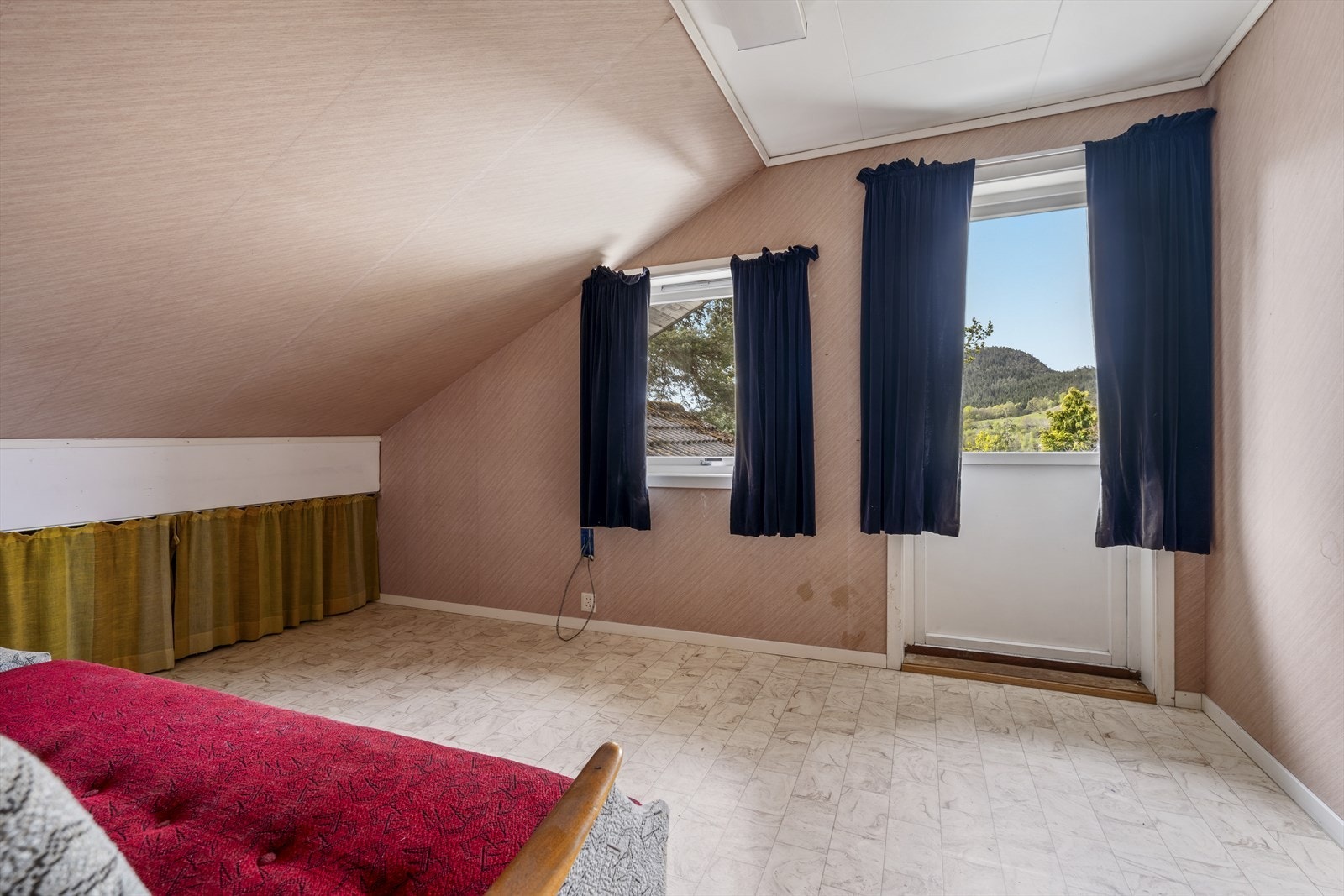 Soverom nr. 1 på loftet med utgang til luftebalkong Galleribilde