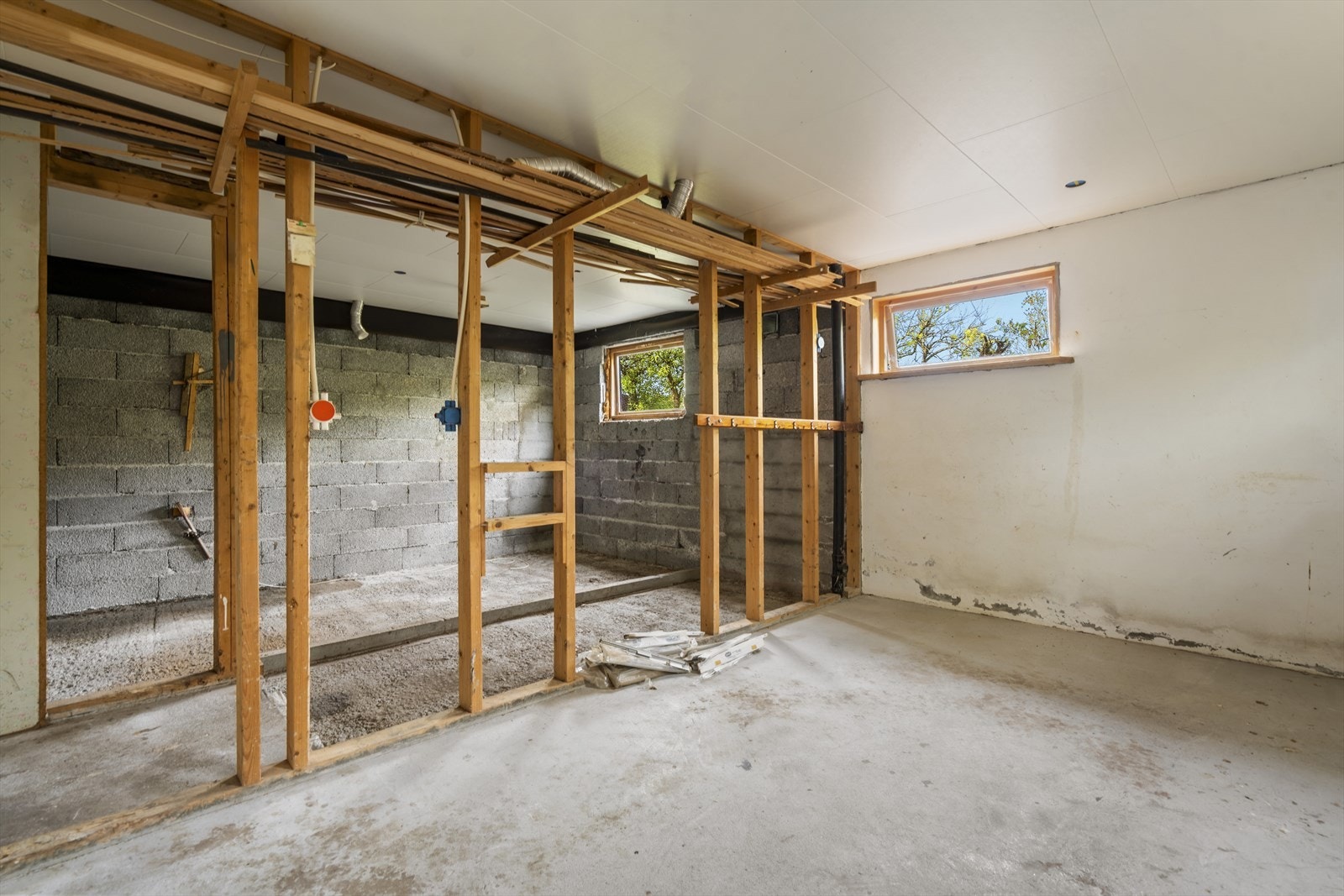 Stort, uinnredet rom i kjelleren Galleribilde