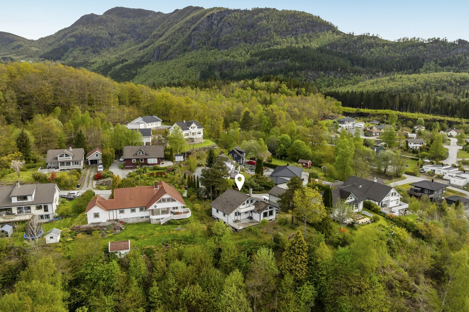 Boligen ligger fint til høyt i terrenget mot regulert friområde som gjør at en oppholder seg skjermet på egen tomt Galleribilde