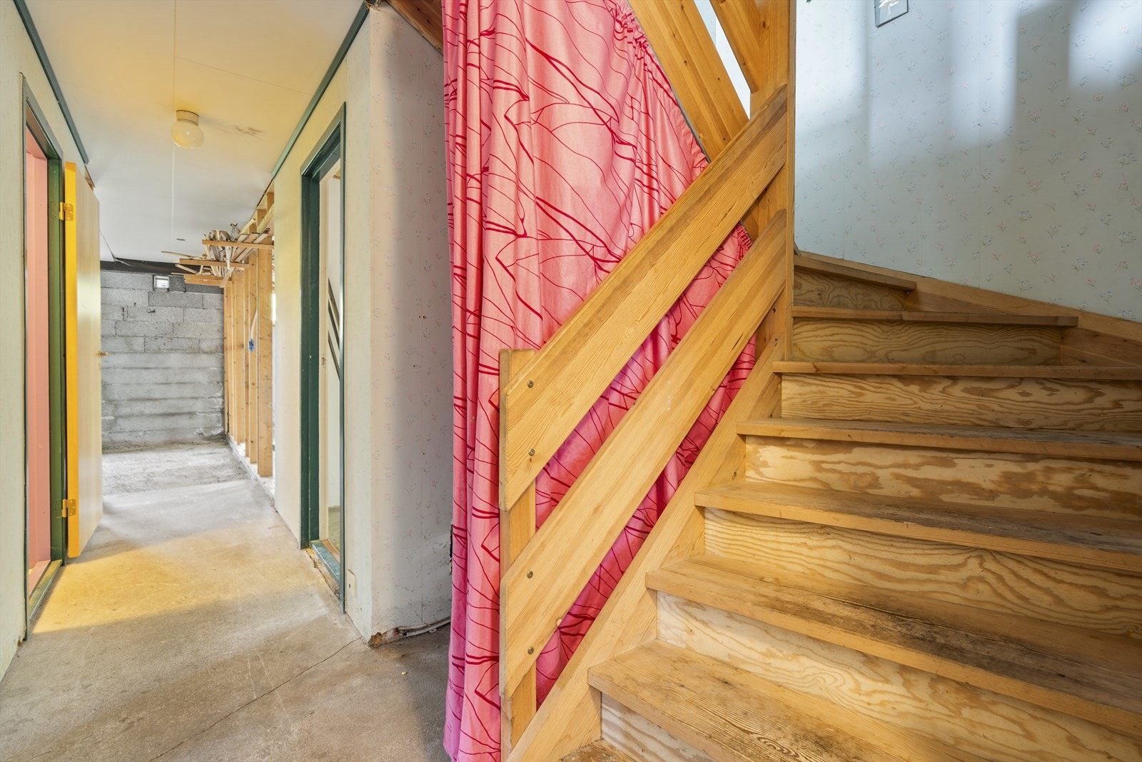 I kjelleren finner man gang, uinnredet rom, to boder, vaskerom og kjellerstue Galleribilde