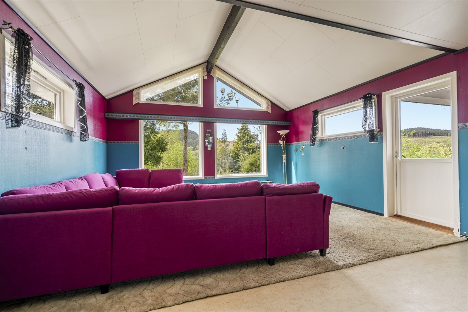 Store vindusflater mot hagen sørger for masse naturlig lysinnslipp Galleribilde