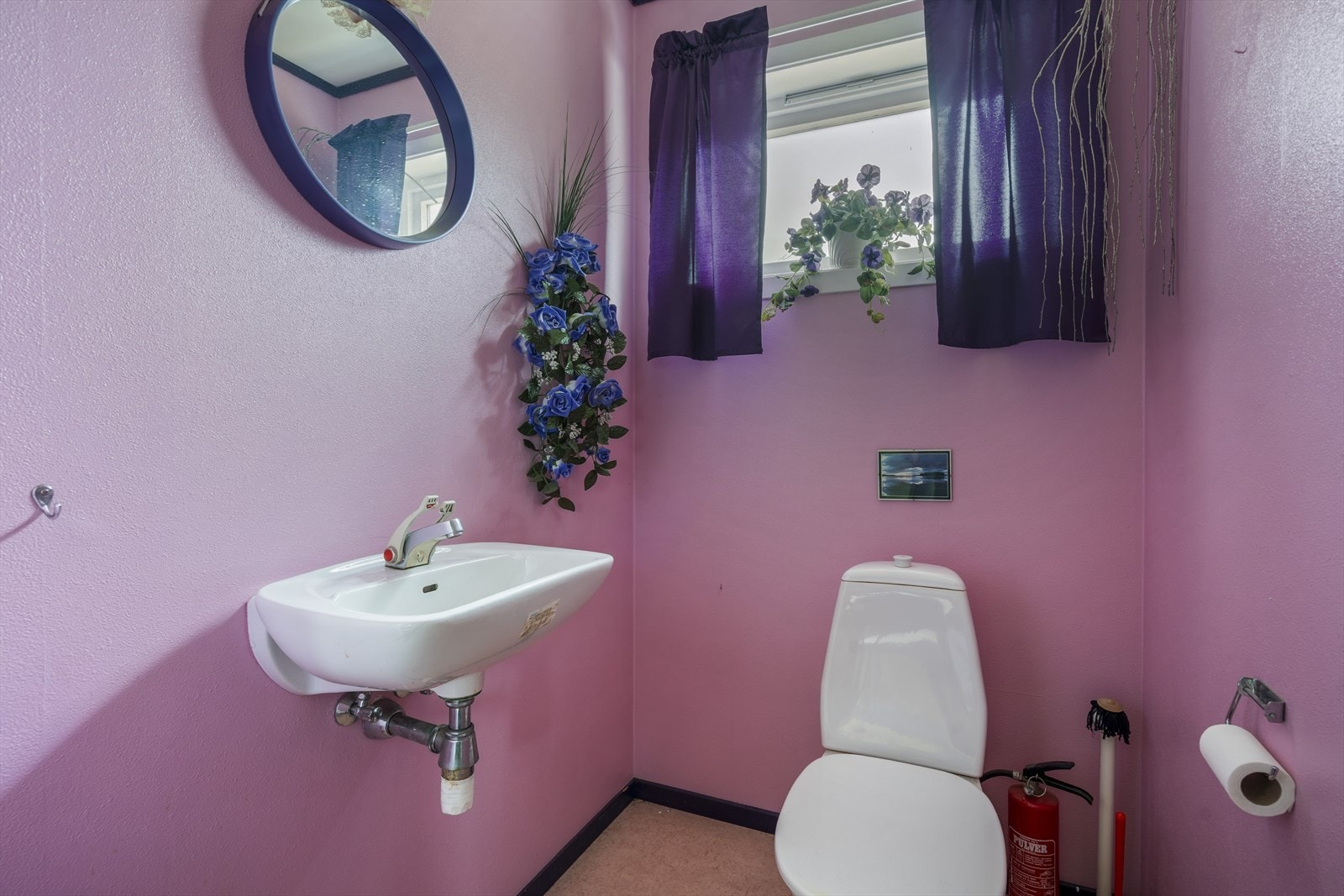 Separat toalettrom med servant og toalett Galleribilde