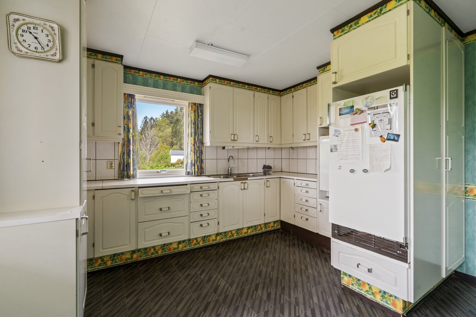 Romslig, separat kjøkken med masse skap og benkeplass (hvitevarene medfølger ikke i handelen) Galleribilde