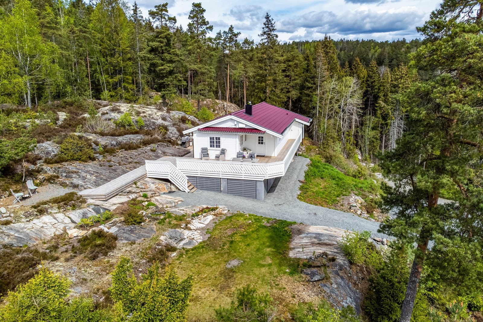 Yttertaket ble lagt om i 2014, gulvet på terrassen ble skiftet ut i 2023. Galleribilde