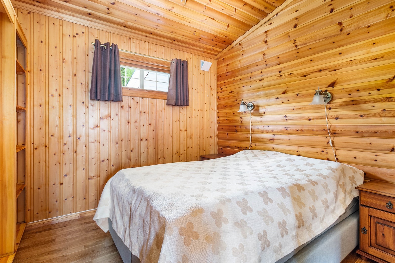 Med hele fire soverom har hytta god plass til storfamilien eller eventuelle besøkende som ønsker å overnatte. Galleribilde