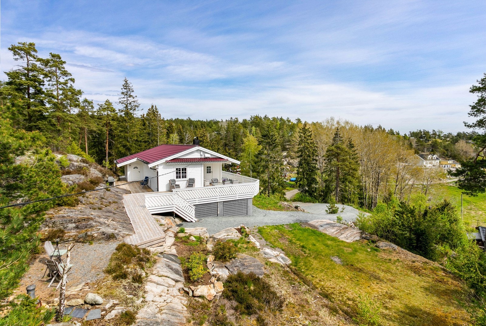 På den nær 2,3 mål store tomten får familien rikt med boltreplass i egne, usjenerte omgivelser. Galleribilde