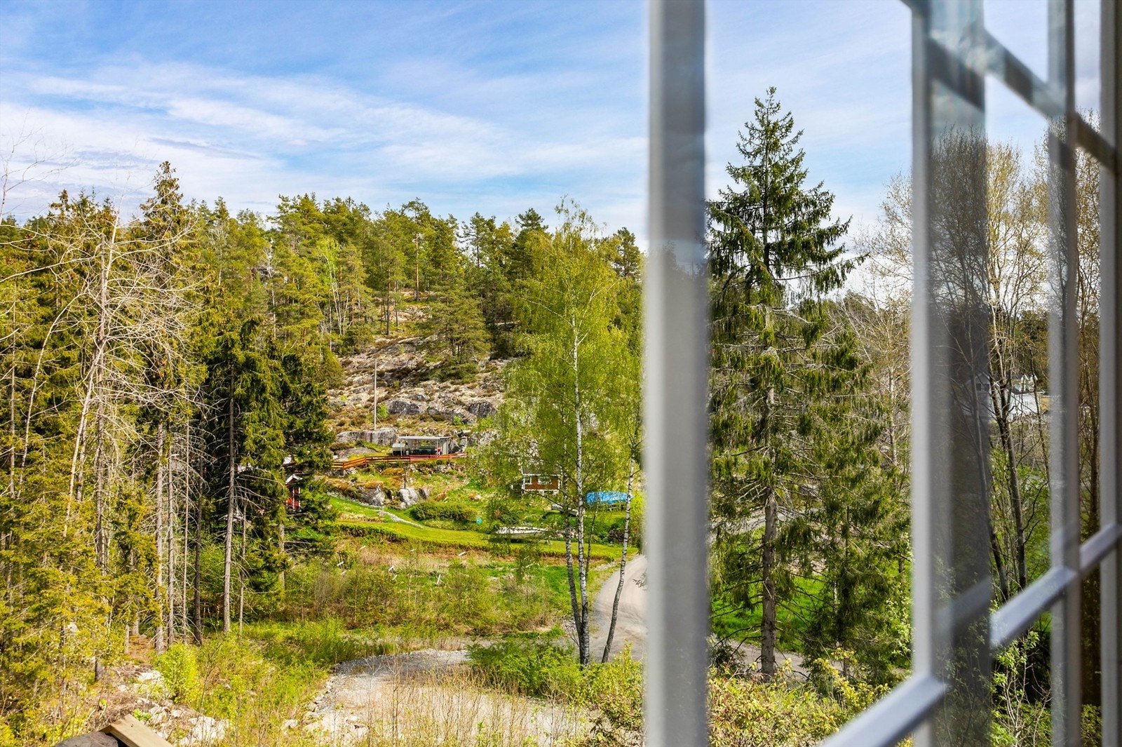 Hyttas luftige plassering i høyden innebærer at så vel soverommene som alle øvrige rom er helt uten direkte innsyn. Galleribilde