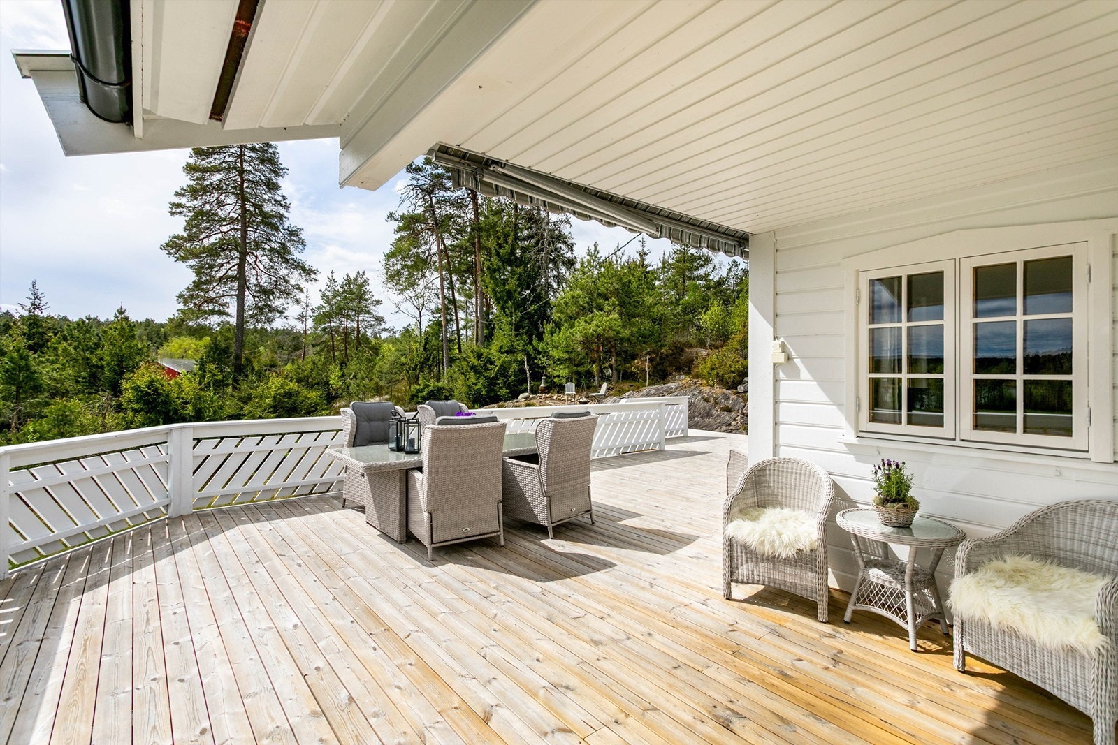 På de ekstra varme sommerdagene er det sval skygge å oppdrive under både markisen og yttertakets overheng. Galleribilde