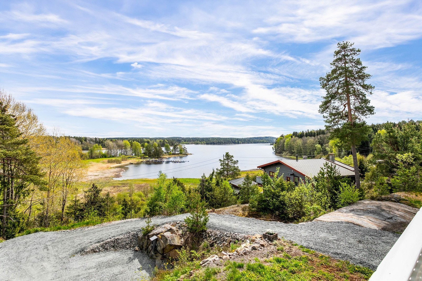 På terrassen ser du også rett ned på bryggeanlegget i bukta der eiendommen disponerer båtplass. Galleribilde