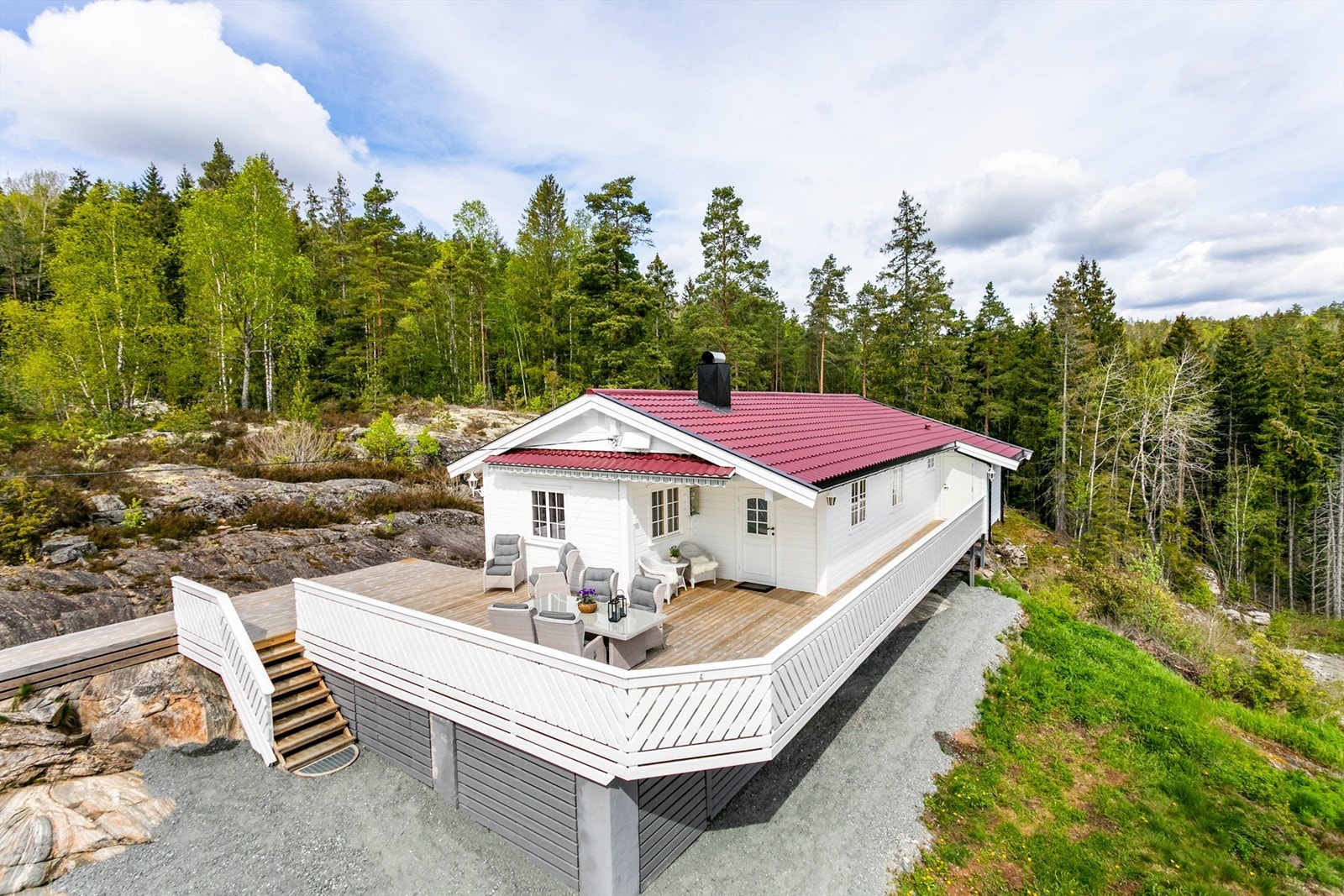 Hytta har en familieorientert romløsning med alt på én flate, deriblant hele fire soverom og en romslig sosial sone. Galleribilde