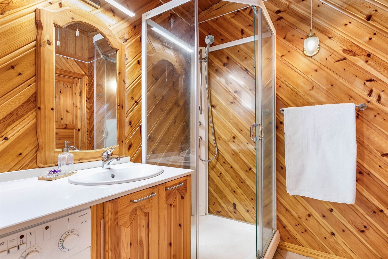 Dusjkabinett begrenser vannpåkjenning direkte på badets overflater og bør benyttes videre. TG 3 er gitt for slukets plassering og motfall til dette. Galleribilde