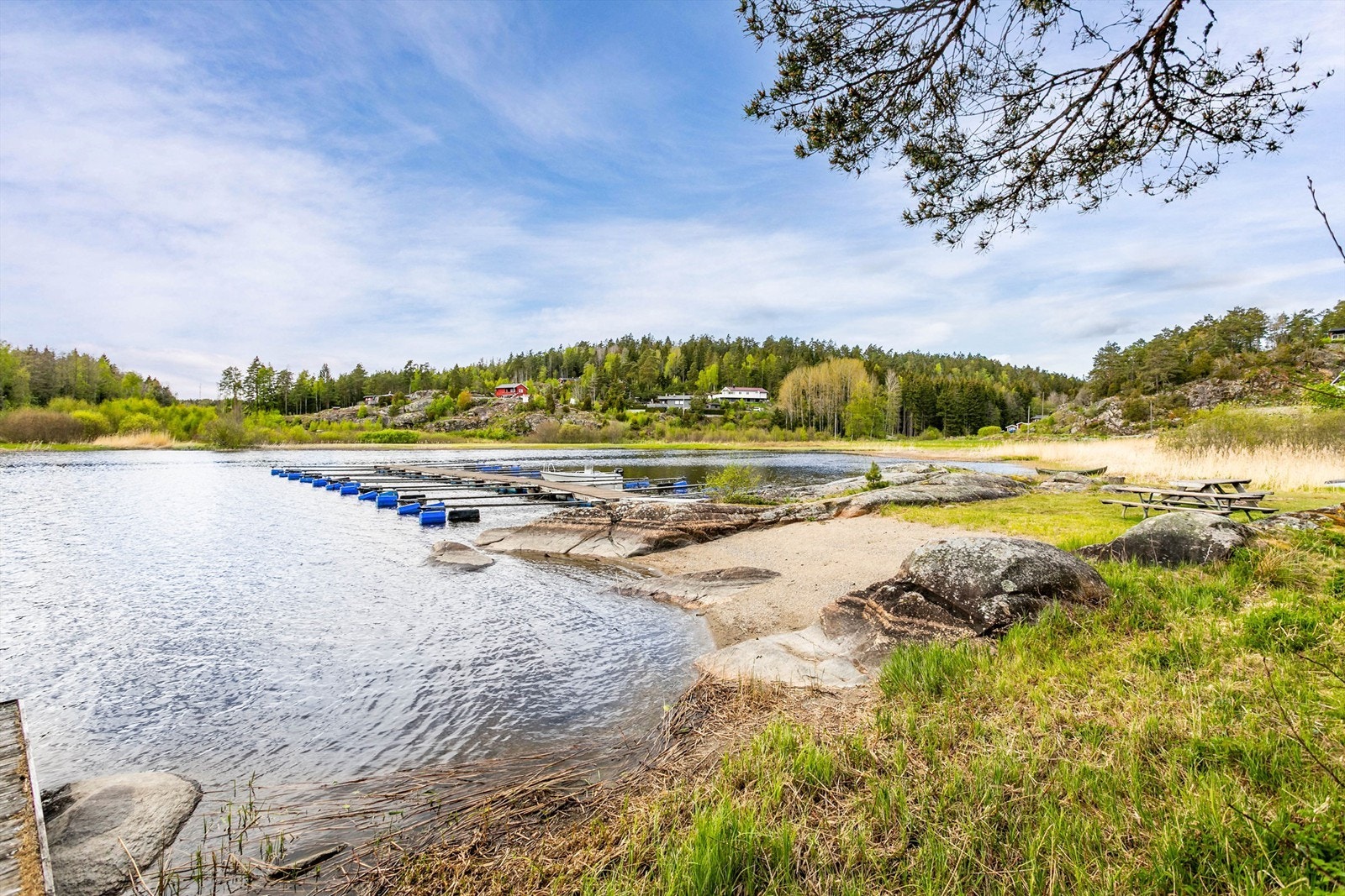 Ved bryggeanlegget er det også sandstrand og badeflåte som settes ut i sesong. Galleribilde
