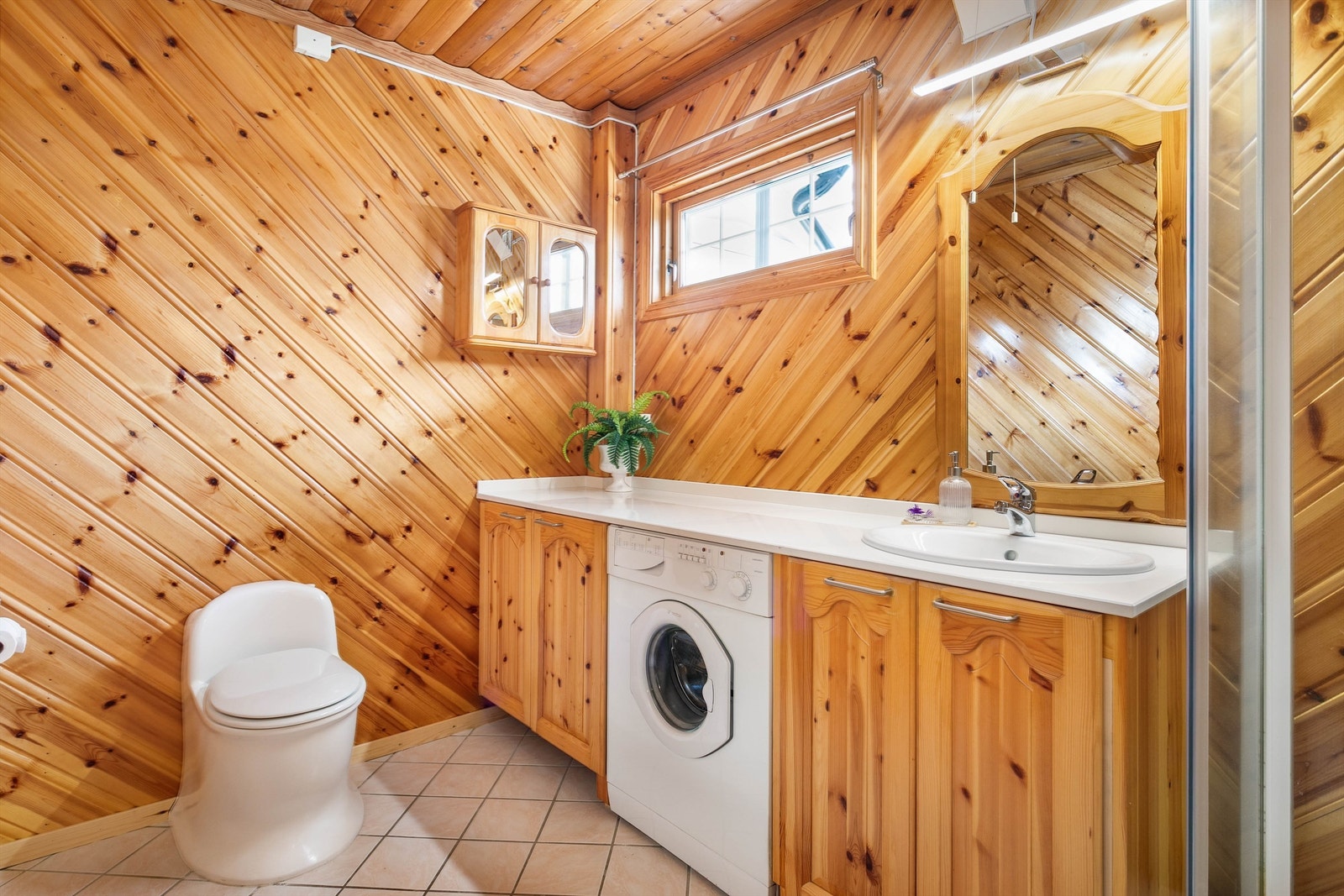 Badets gulv ble i 2000 oppgradert med varmekabler, smøremembran og fliser. Galleribilde