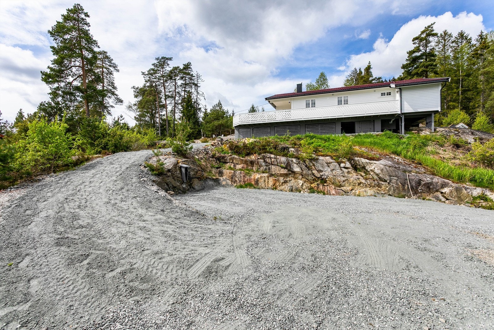 Det er enkel adkomst til hytta og mulig å kjøre helt frem til terrassen. Galleribilde