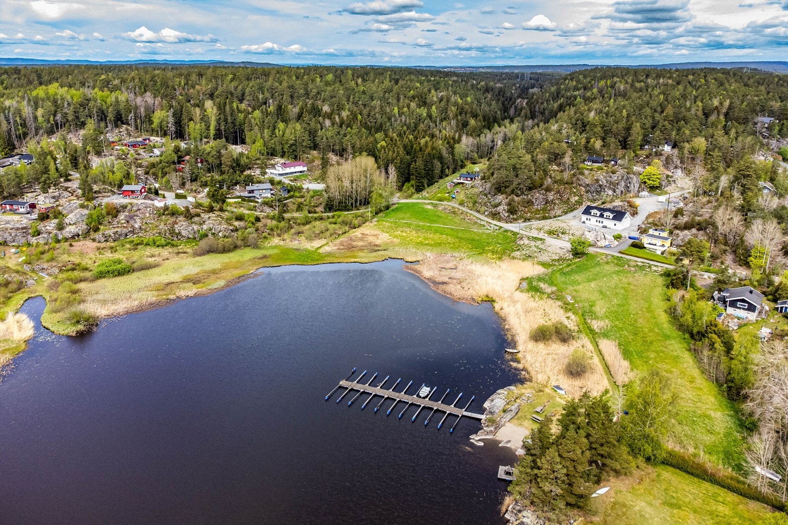 Fra hytta er det ikke mer enn 300 meter å gå eller sykle ned til bryggeanlegget i bukta, der båtplass medfølger. Galleribilde