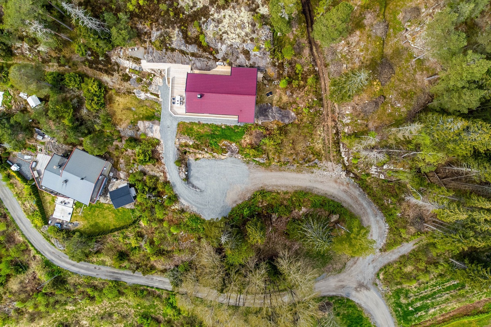 På tomten er det oppstillingsmulighet for flere biler. Hagen er anlagt dels over tomtegrensen mot syd. Galleribilde