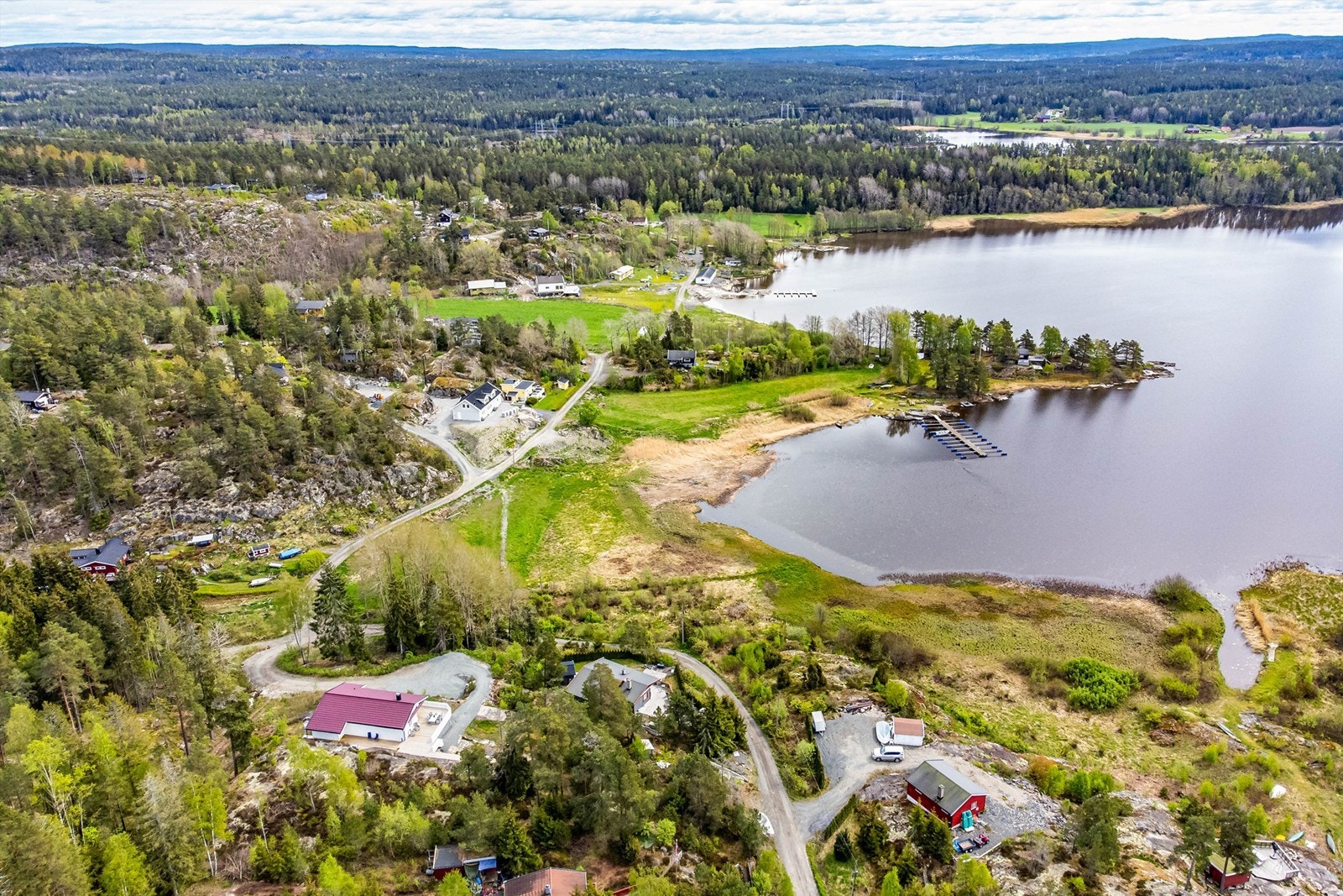 Fra egen tomt kan du gå rett ut i skog og mark med mange turmuligheter, sopp- og bærterreng. Galleribilde
