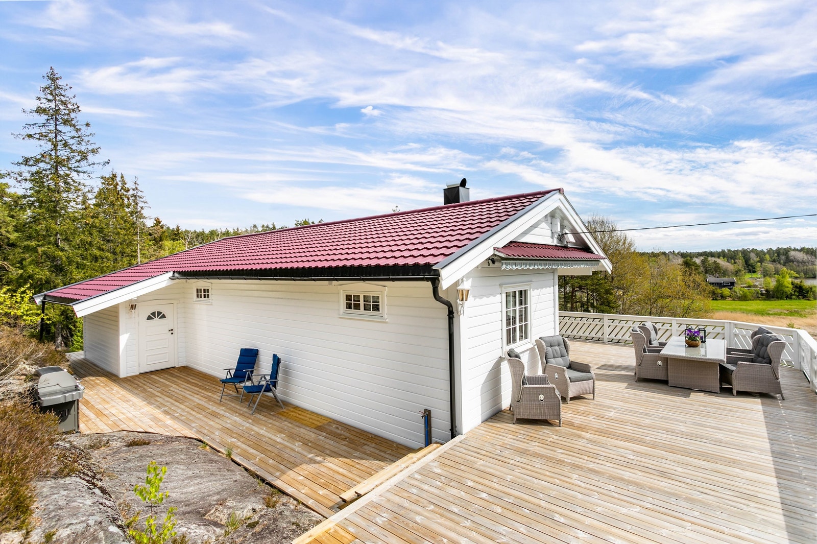 Terrassen er nesten 90 kvm. stor og omfavner alle de soleksponerte sidene rundt hytta. Galleribilde