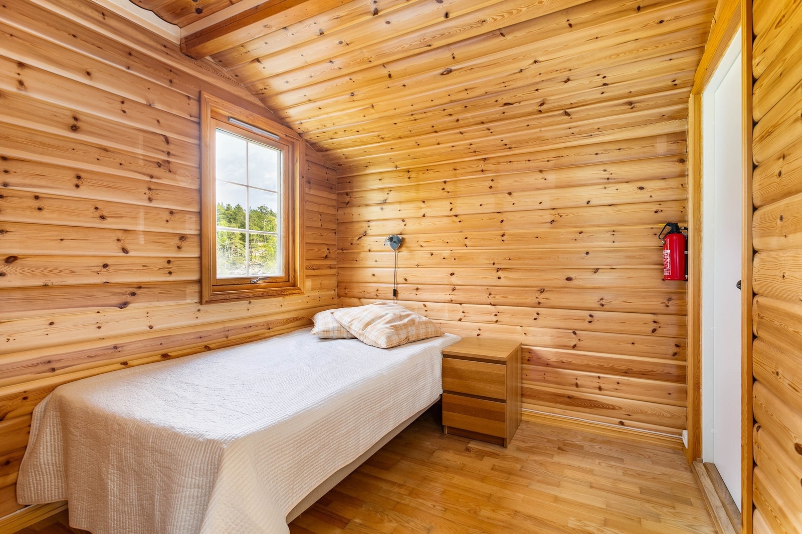 Til dette soverommet er det adkomst både via tilstøtende rom og rett fra terrassen. Galleribilde