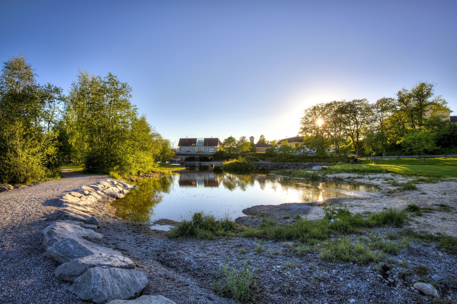 Flotte turstier i sentrum med benker hvor man kan nyte nistepakken Galleribilde