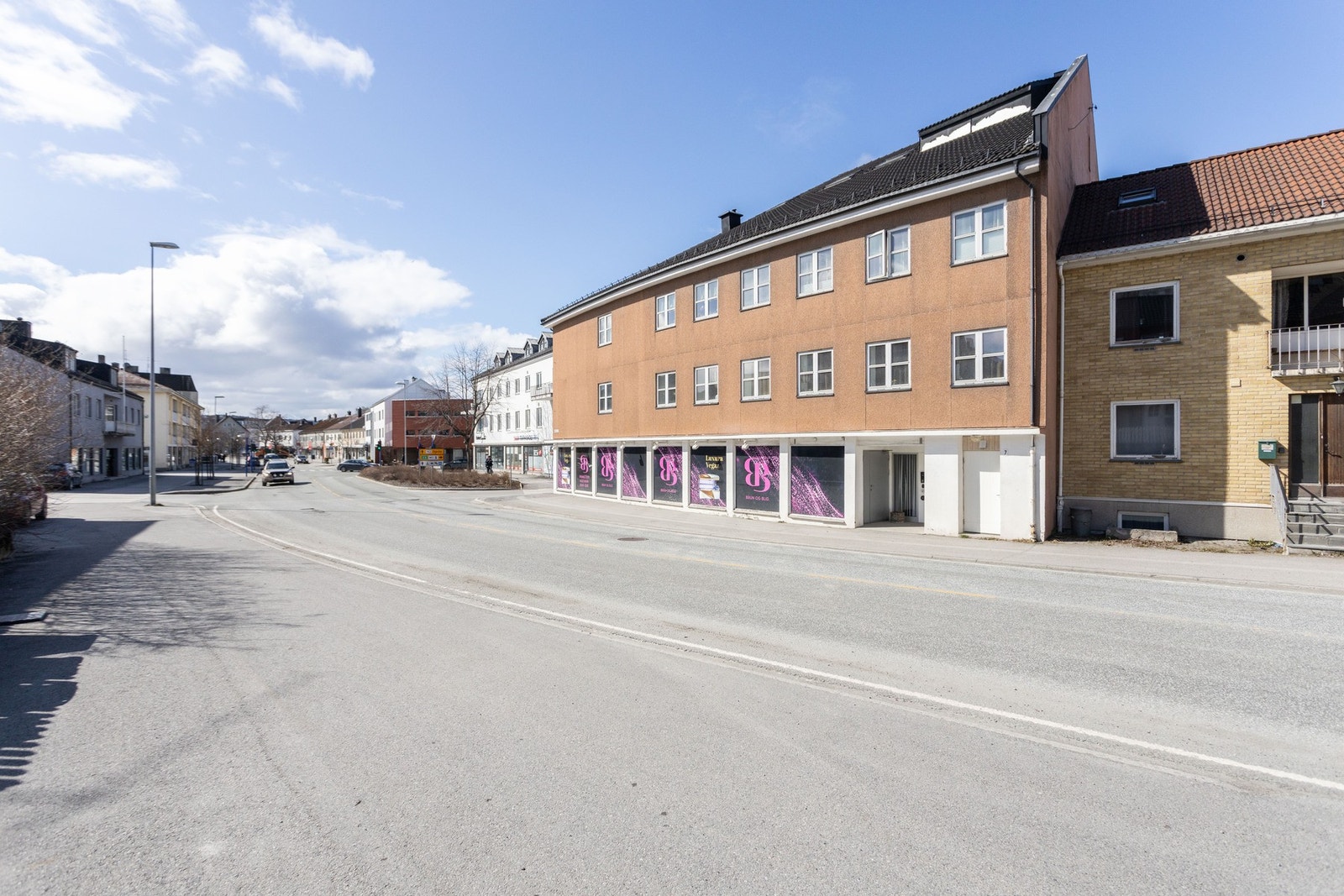 Gangavstand til badestrand, dagligvare, restaurant, pub, treningssenter, skysstasjon m.m. Galleribilde