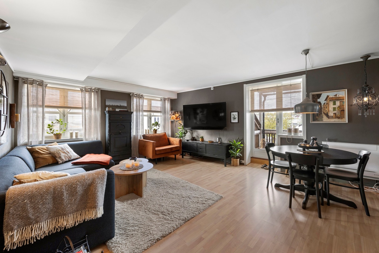 Romslig stue på 28,5 kvm. Galleribilde