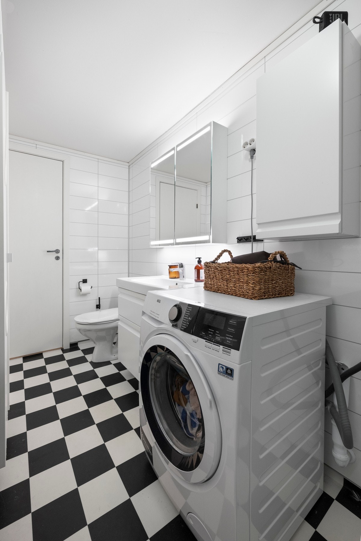 Utstyrt med servantskap, dusjkabinett, toalett og opplegg for vaskemaskin Galleribilde