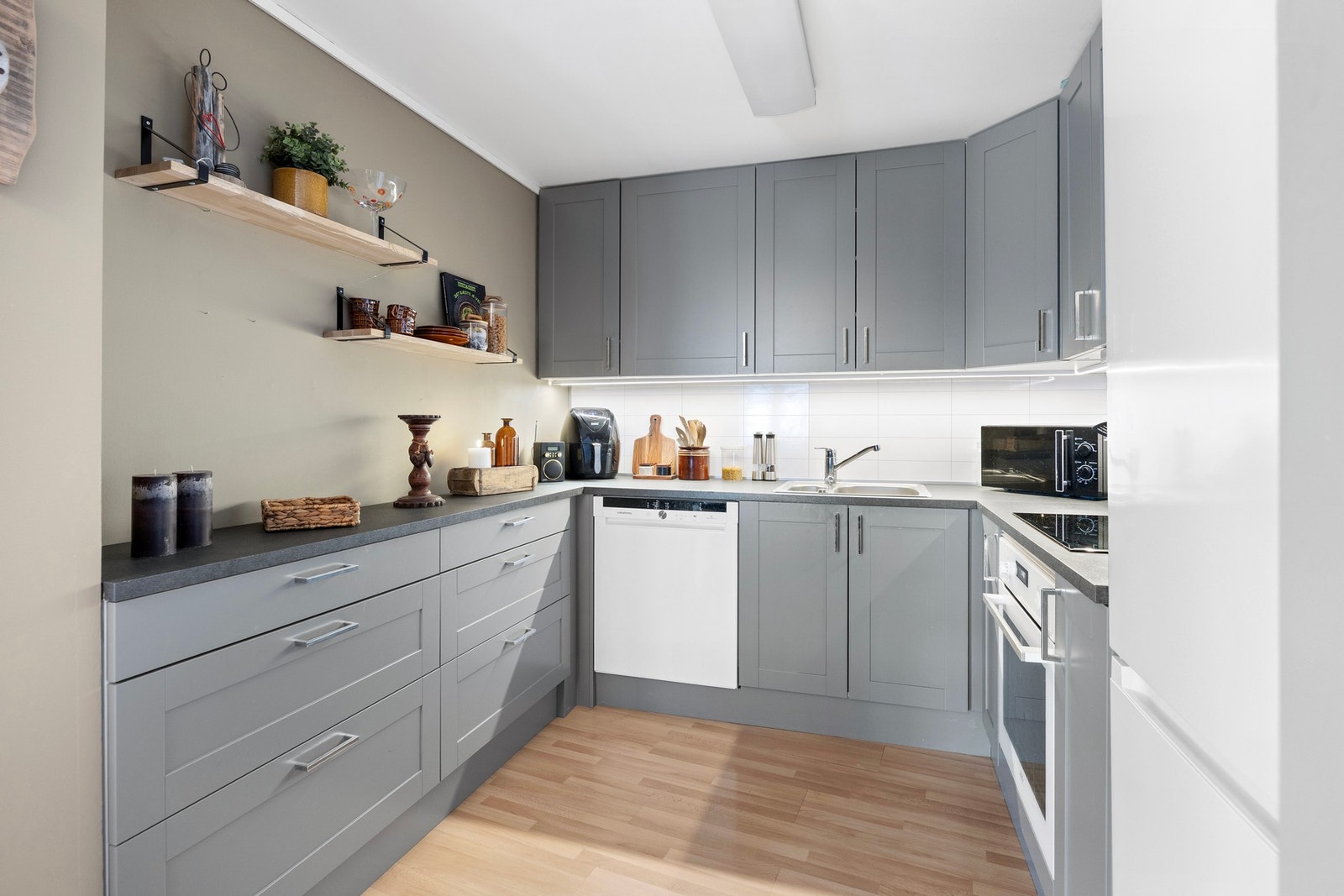 Praktisk innredning med mye benk- og oppbevaringsplass Galleribilde