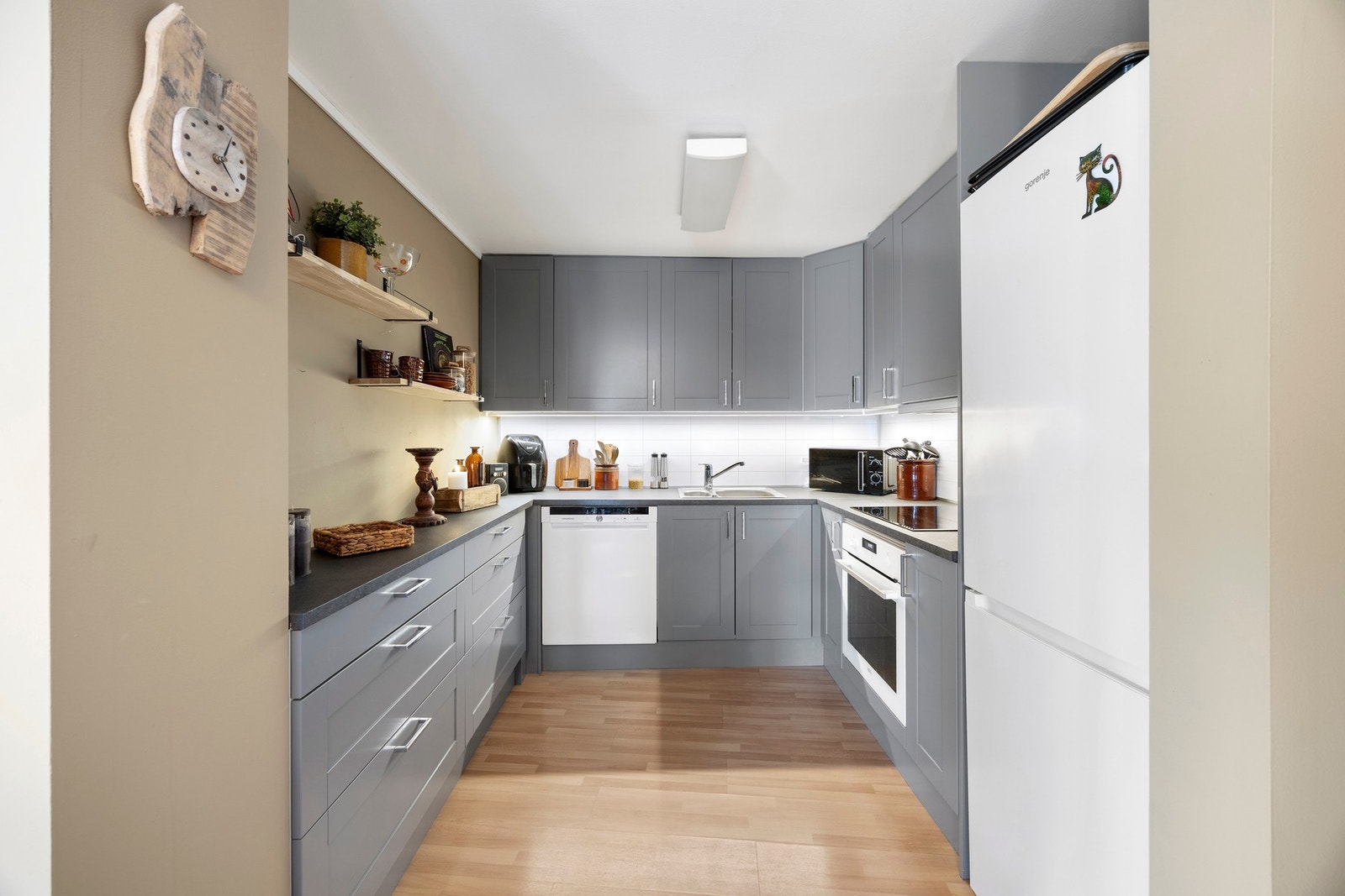 Kjøkken - 6 kvm. Moderne innredning med integrert stekeovn, oppvaskmaskin og platetopp, samt avsatt plass for kjøleskap. Galleribilde