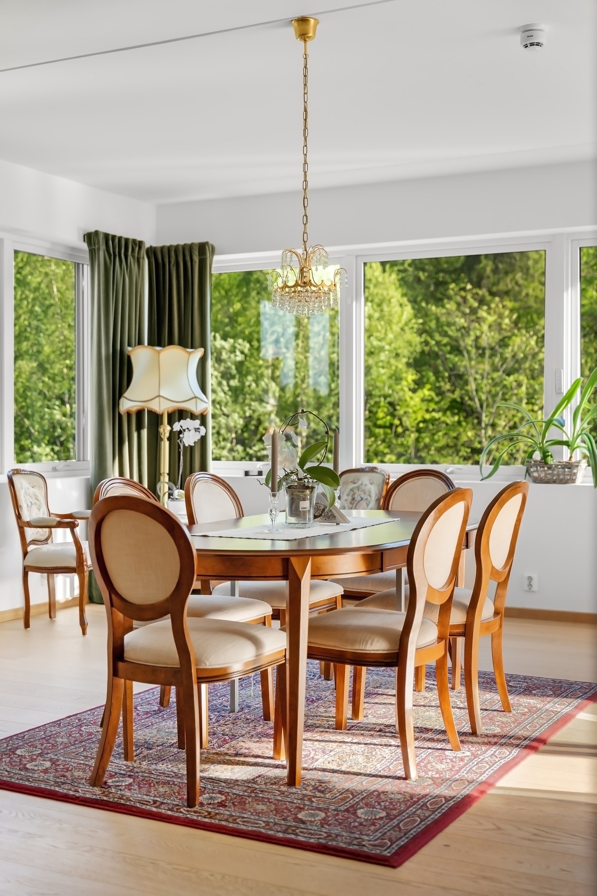 Store vindusflater gir rikelig med naturlig lys. Galleribilde