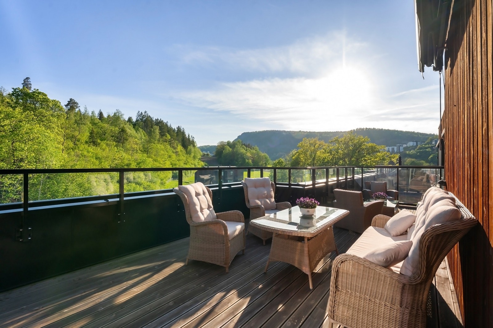 Usjenert og solrik terrasse med herlige siktlinjer. Galleribilde