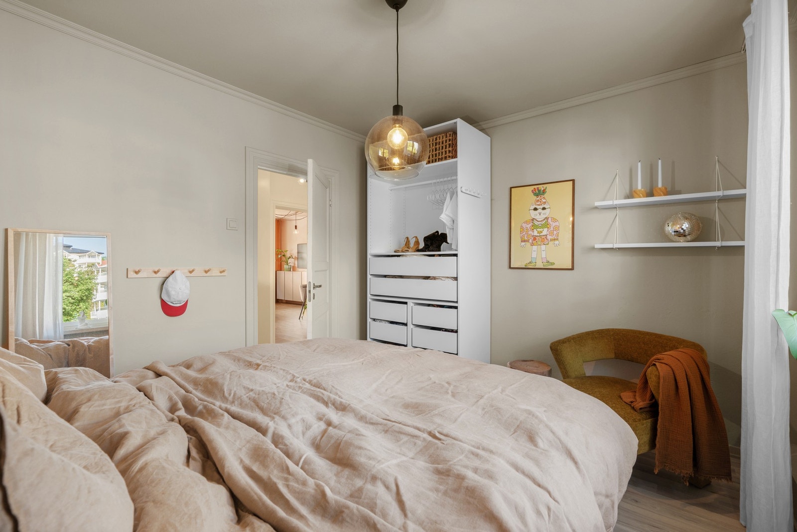 Soverommet har god plass til dobbeltseng og tilhørende møblement Galleribilde