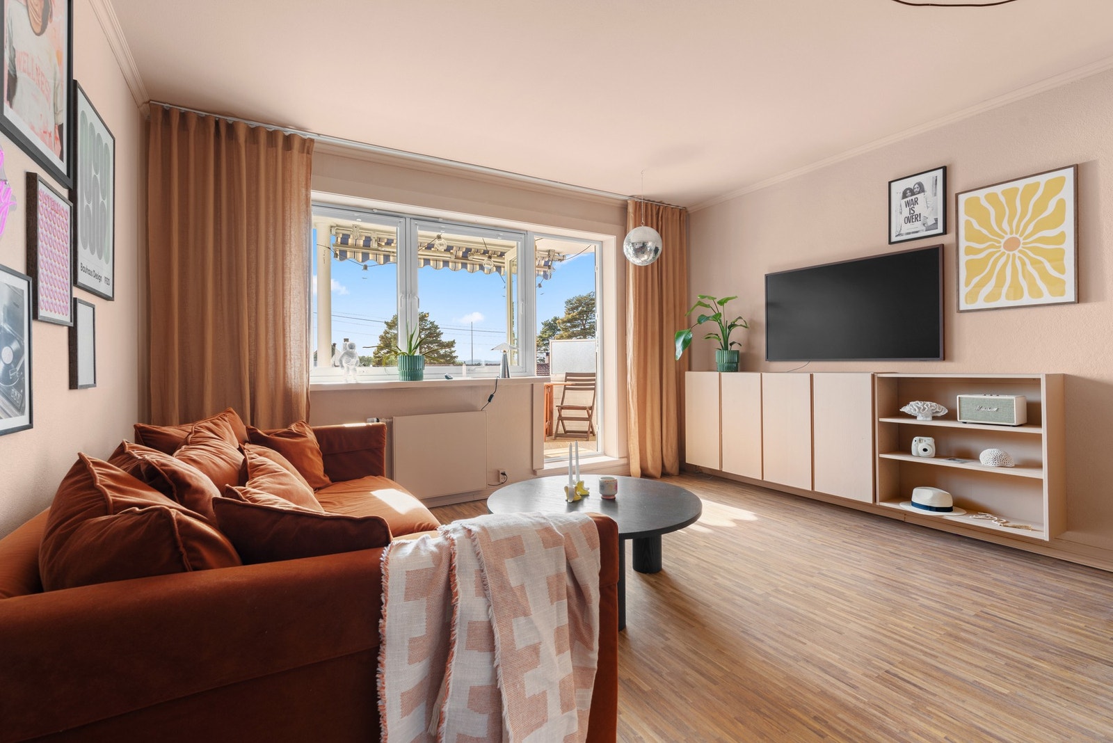 Leiligheten har en innbydende og romslig stue med god plass til både sofagruppe, TV-møblement og spisebord Galleribilde